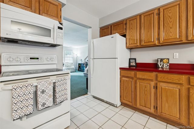 15 Gazebo Lane, Holtsville, NY 11742