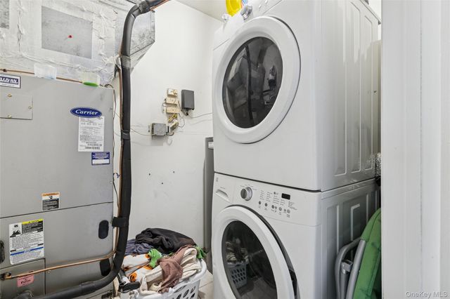 15 Gazebo Lane, Holtsville, NY 11742