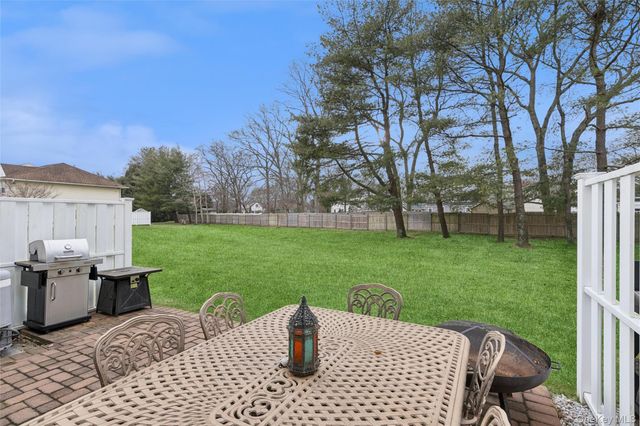 15 Gazebo Lane, Holtsville, NY 11742