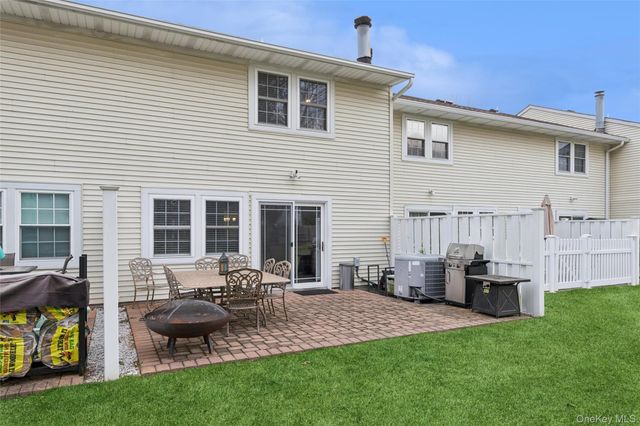 15 Gazebo Lane, Holtsville, NY 11742