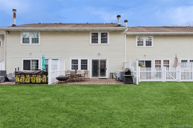 15 Gazebo Lane, Holtsville, NY 11742