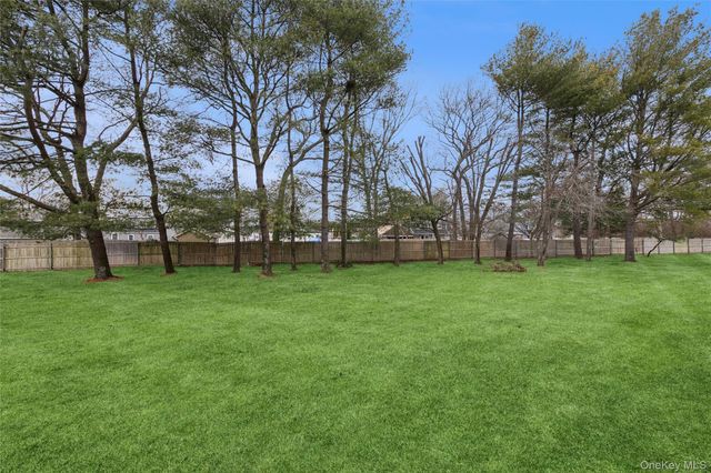 15 Gazebo Lane, Holtsville, NY 11742