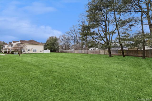 15 Gazebo Lane, Holtsville, NY 11742