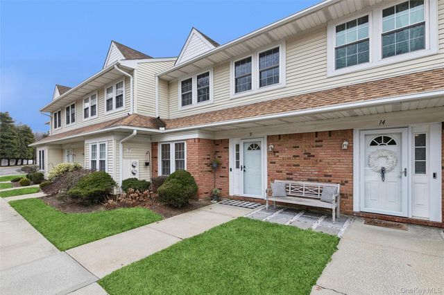 15 Gazebo Lane, Holtsville, NY 11742