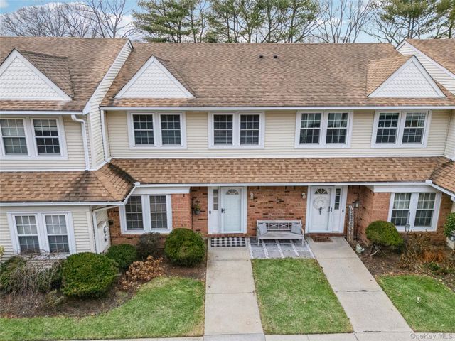 15 Gazebo Lane, Holtsville, NY 11742