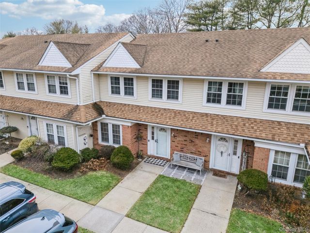 15 Gazebo Lane, Holtsville, NY 11742