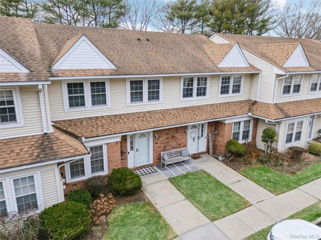 15 Gazebo Lane, Holtsville, NY 11742