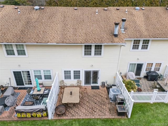 15 Gazebo Lane, Holtsville, NY 11742