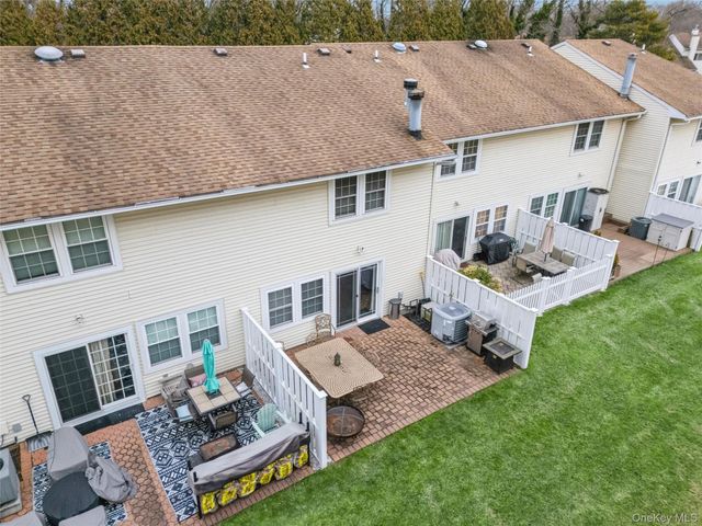 15 Gazebo Lane, Holtsville, NY 11742