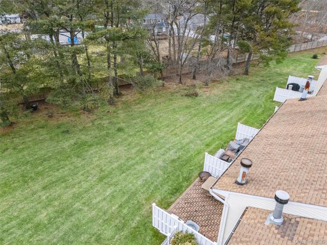 15 Gazebo Lane, Holtsville, NY 11742