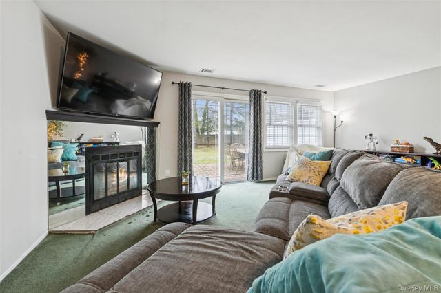 15 Gazebo Lane, Holtsville, NY 11742