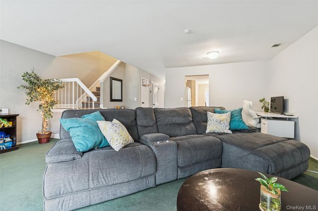 15 Gazebo Lane, Holtsville, NY 11742