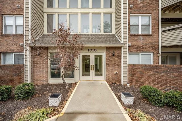 1010 Thoreau Court 211, Creve Coeur, MO 63146