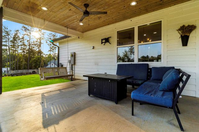 692 Rolling Pines Drive, Livingston, TX 77351