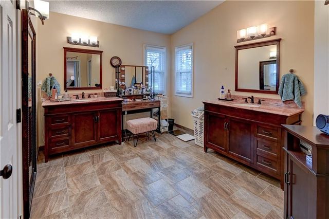 2233 NE Waterfield Lane, Blue Springs, MO 64014