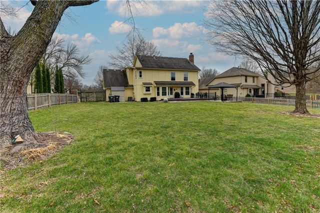 2233 NE Waterfield Lane, Blue Springs, MO 64014