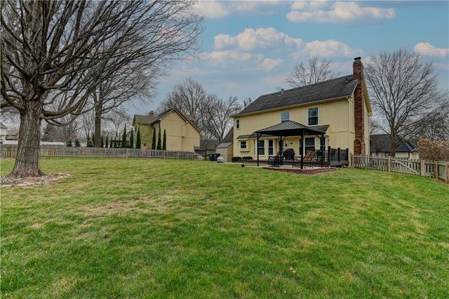 2233 NE Waterfield Lane, Blue Springs, MO 64014