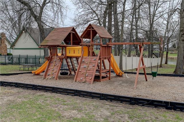 2233 NE Waterfield Lane, Blue Springs, MO 64014