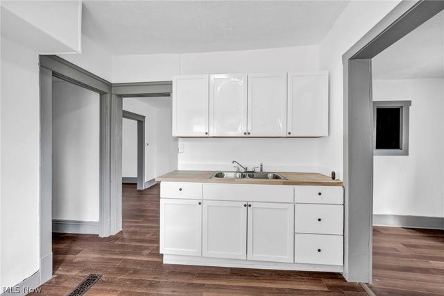 13500 Eaglesmere Avenue, Cleveland, OH 44110