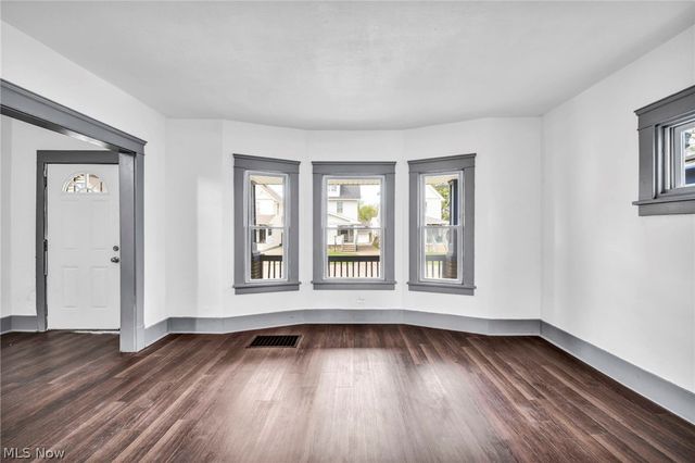 13500 Eaglesmere Avenue, Cleveland, OH 44110