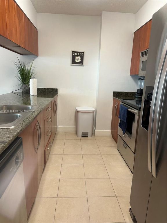 1200 Brickell Bay Dr 2304, Miami, FL 33131