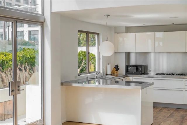 11 Marine Terrace 3, Santa Monica, CA 90401