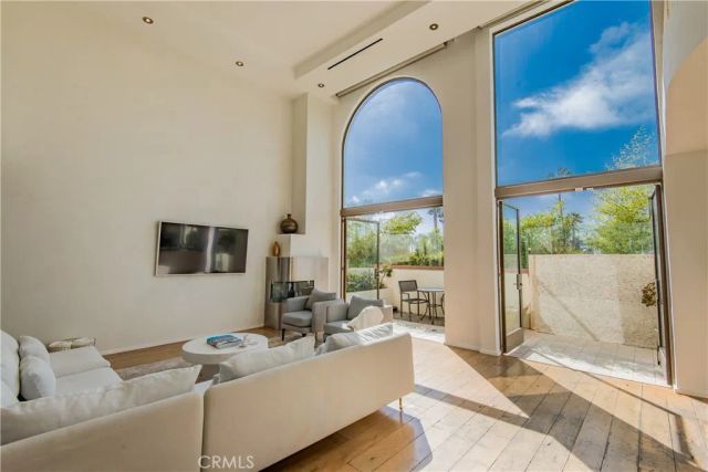 11 Marine Terrace 3, Santa Monica, CA 90401