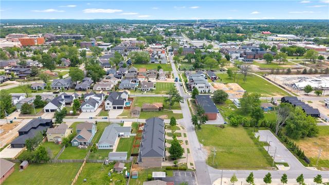 614 SW 5th Street, Bentonville, AR 72712