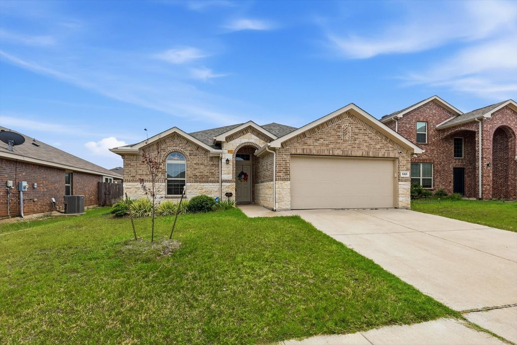 5325 Brentlawn Drive, Fort Worth, TX 76179