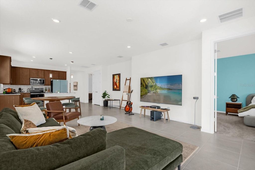 Image 3 of property listing at 1911 SPRING SHOWER CIRCLE, Kissimmee, FL 34744