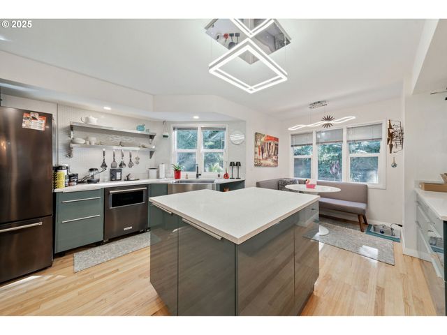 2904 Se BERKELEY Pl, Portland, OR 97202