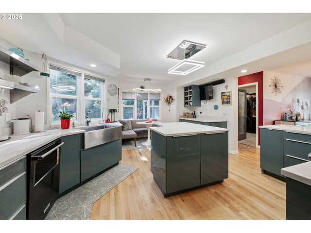 2904 Se BERKELEY Pl, Portland, OR 97202