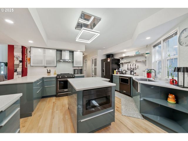 2904 Se BERKELEY Pl, Portland, OR 97202