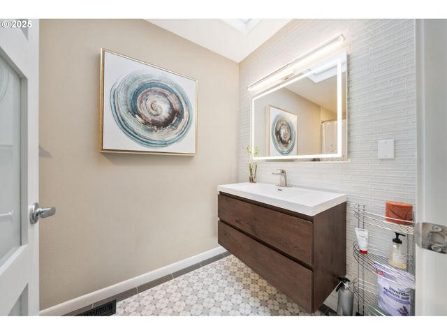 2904 Se BERKELEY Pl, Portland, OR 97202