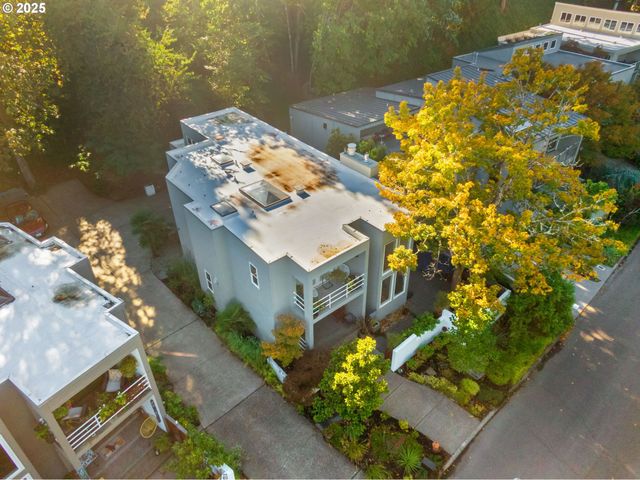 2904 Se BERKELEY Pl, Portland, OR 97202