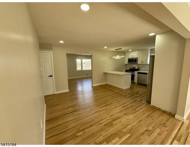 9 Joan Pl, Clifton City, NJ 07012