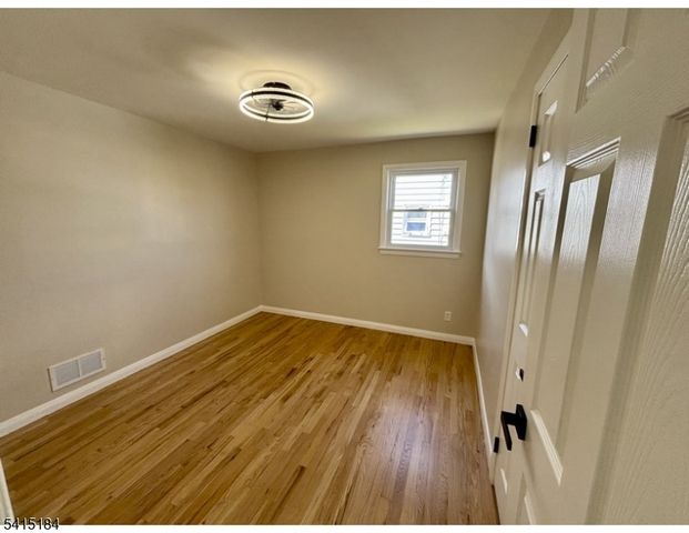 9 Joan Pl, Clifton City, NJ 07012