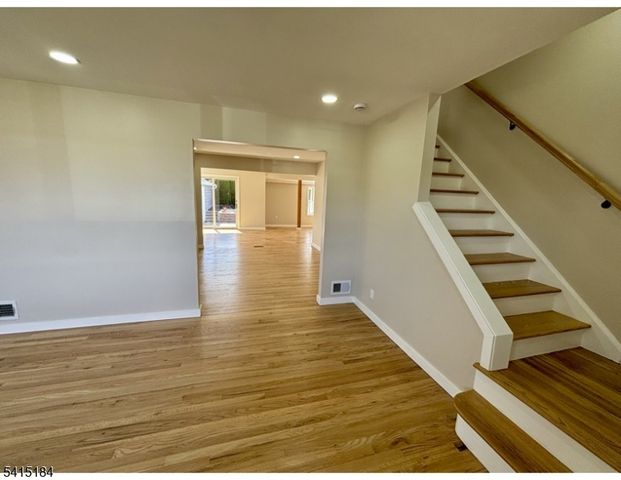 9 Joan Pl, Clifton City, NJ 07012