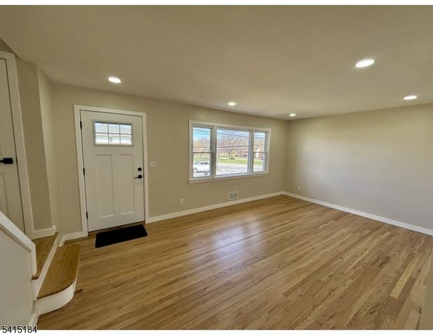 9 Joan Pl, Clifton City, NJ 07012