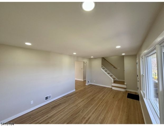 9 Joan Pl, Clifton City, NJ 07012