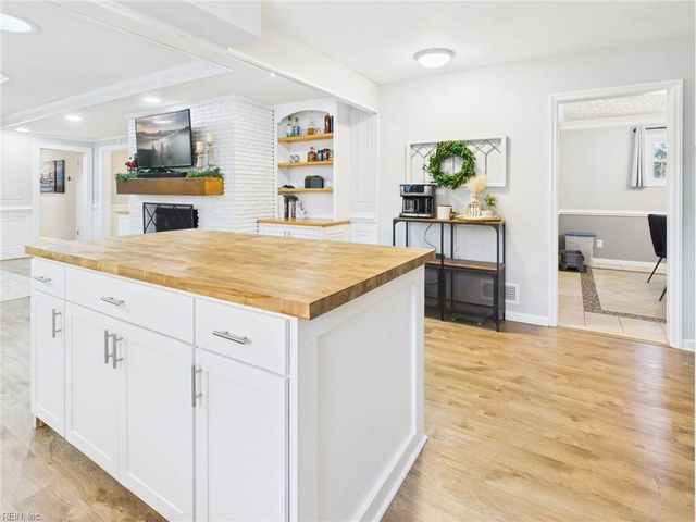 313 Mapleshore DR, Chesapeake, VA 23320