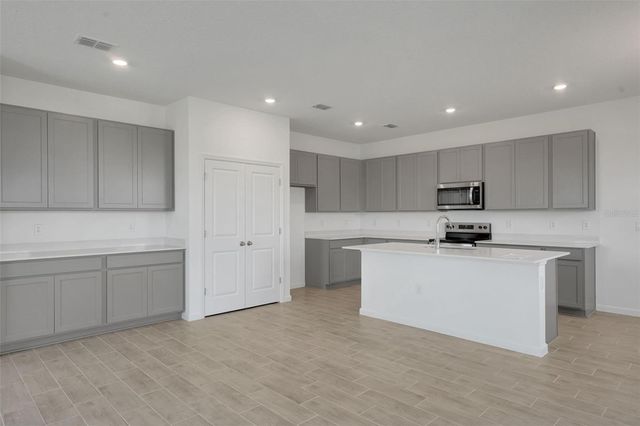 883 SHUMARD WAY, Lady Lake, FL 32159