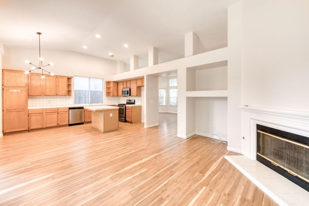 Image 11 of property listing at 2291 E Warwick Avenue, Fresno, CA 93720