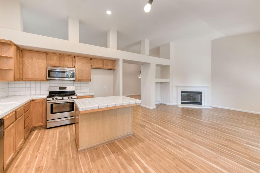 Image 13 of property listing at 2291 E Warwick Avenue, Fresno, CA 93720