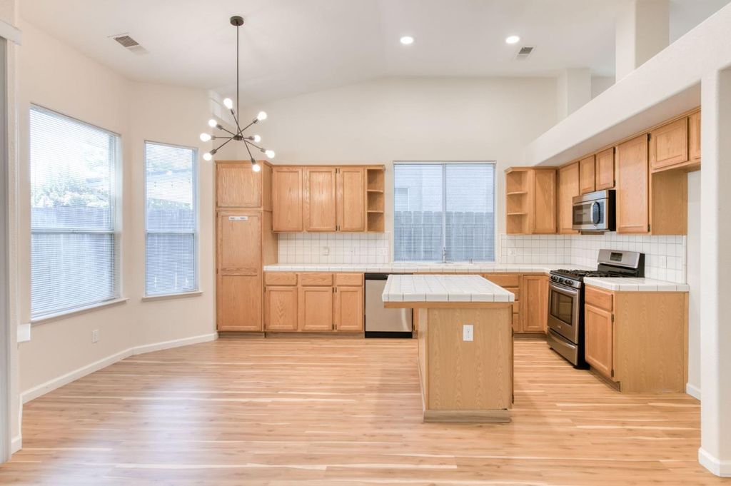 Image 15 of property listing at 2291 E Warwick Avenue, Fresno, CA 93720
