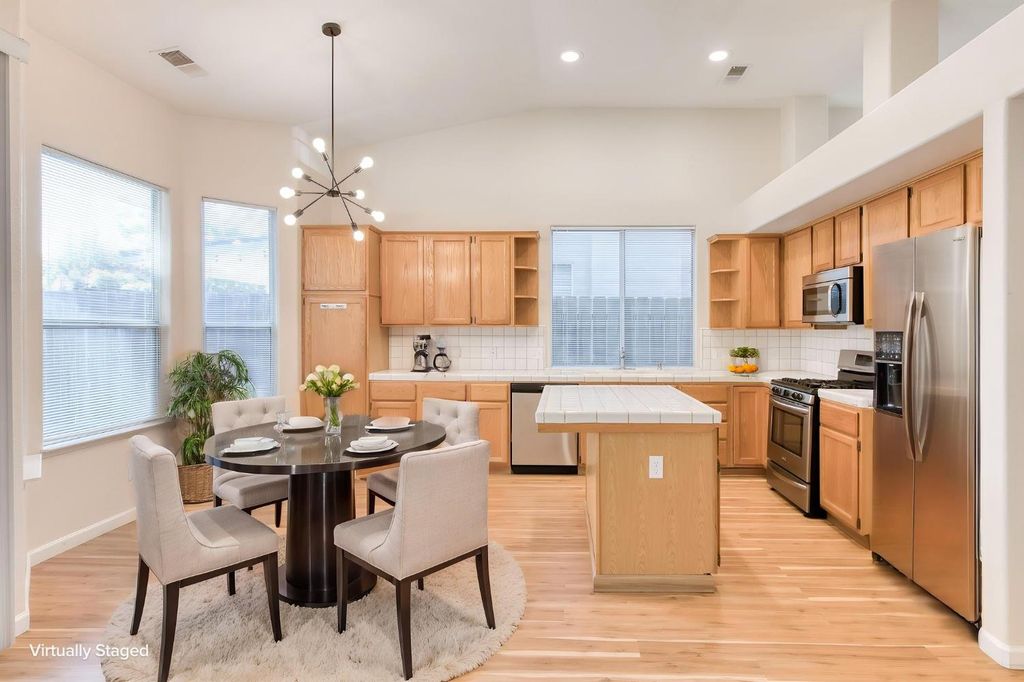 Image 16 of property listing at 2291 E Warwick Avenue, Fresno, CA 93720