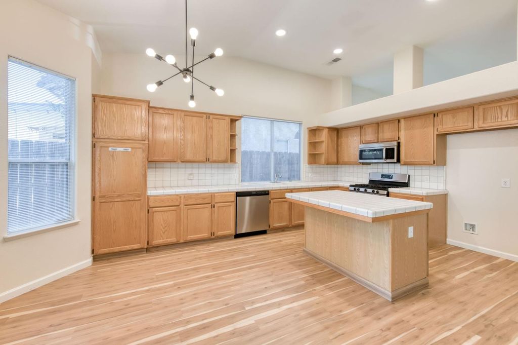 Image 17 of property listing at 2291 E Warwick Avenue, Fresno, CA 93720