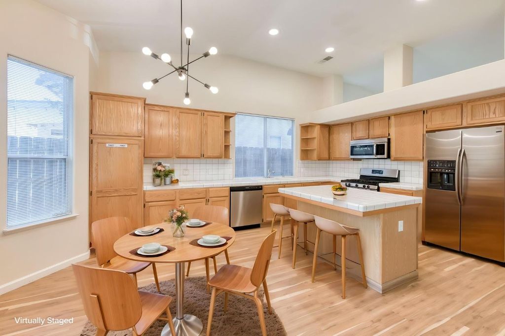 Image 18 of property listing at 2291 E Warwick Avenue, Fresno, CA 93720