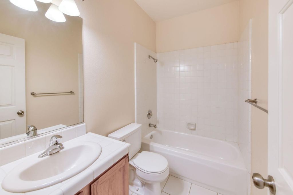 Image 21 of property listing at 2291 E Warwick Avenue, Fresno, CA 93720