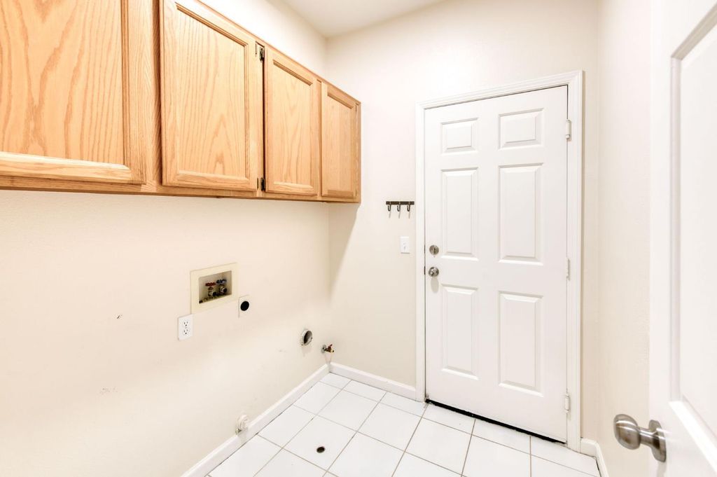 Image 22 of property listing at 2291 E Warwick Avenue, Fresno, CA 93720